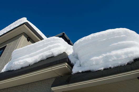 雪防止策2　無落雪屋根にする