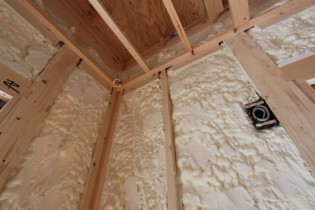 屋根の葺き替え工事で断熱材を増やすことが可能｜費用相場もご紹介