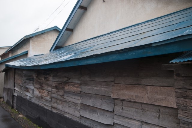 トタン屋根の穴修理をDIYでする方法！業者依頼の費用相場も解説！