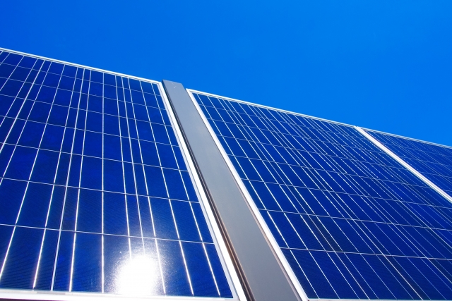 屋根の葺き替え工事｜太陽光パネル設置にかかる費用相場を解説します
