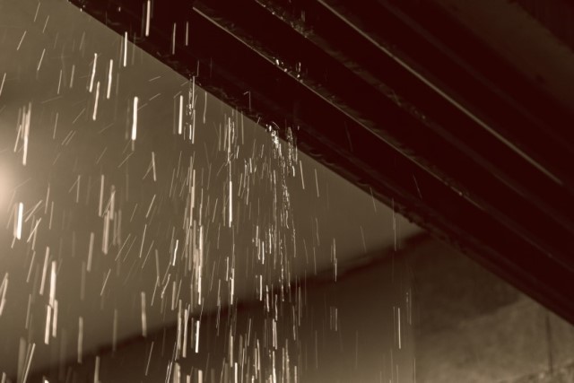 雨漏りは毛細管現象が原因！？屋根に異常がないときに考えられること