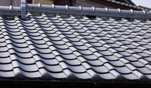 瓦の雨漏り修理は業者に頼む？それとも自分で直す？
