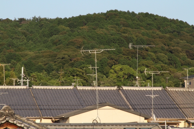 1.周りの家のアンテナの向きを見る