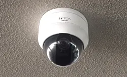 ドームタイプの防犯カメラ