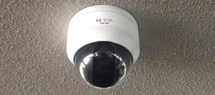 ドームタイプの防犯カメラ