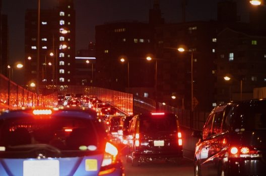 夜の渋滞する車