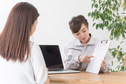 女性に説明する女性作業員