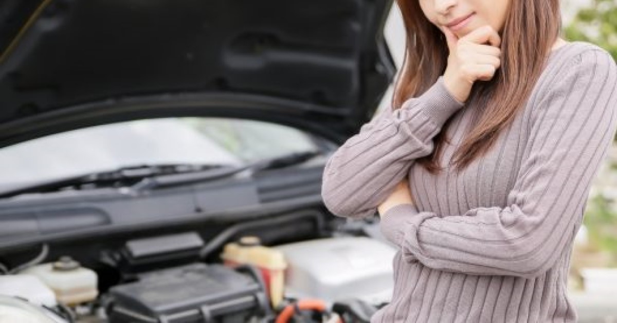 困る女性　車　バッテリー上がり　対処法