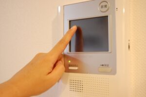 インターホンの音が小さい 鳴らない そんな悩みをスッキリ解消 電気工事110番 漏電修理 アンテナ工事 コンセントなど 日本全国対応 家庭 法人の電気工事