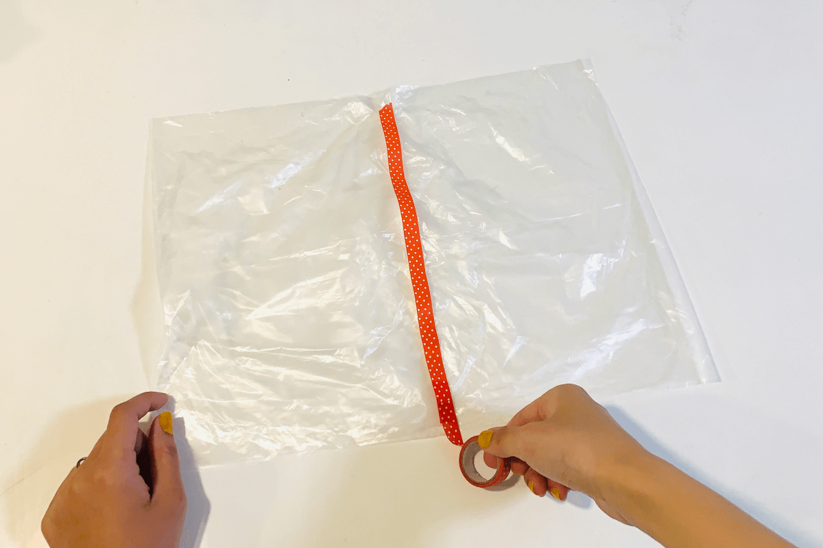 2.切った袋の端をテープで貼り合わせる