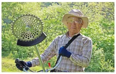 草刈り機を持ったまま転倒…