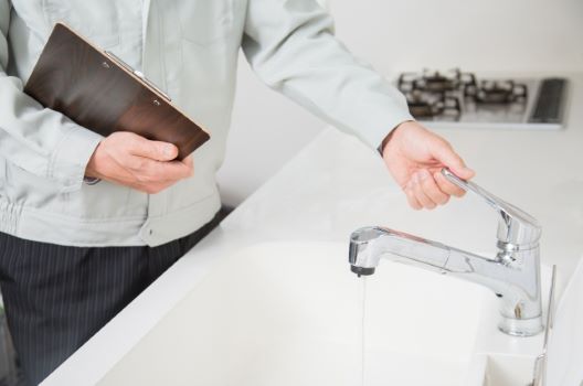 洗面台の水漏れ原因とDIY修理｜業者に任せるなら料金を要チェック